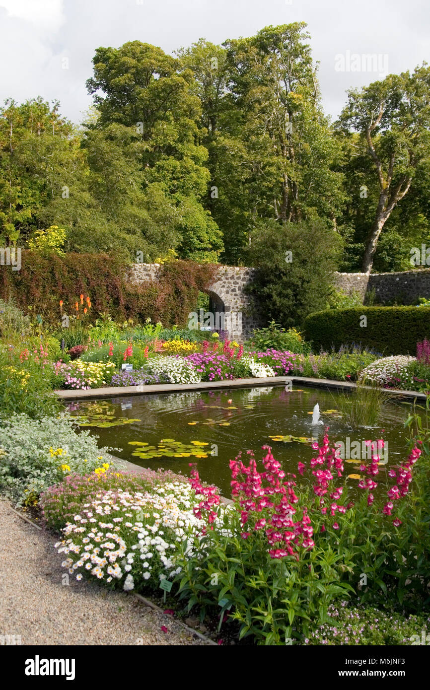Giardino murato nel parco del castello di Dunvegan, Isola di Skye in Scozia. Agosto Foto Stock