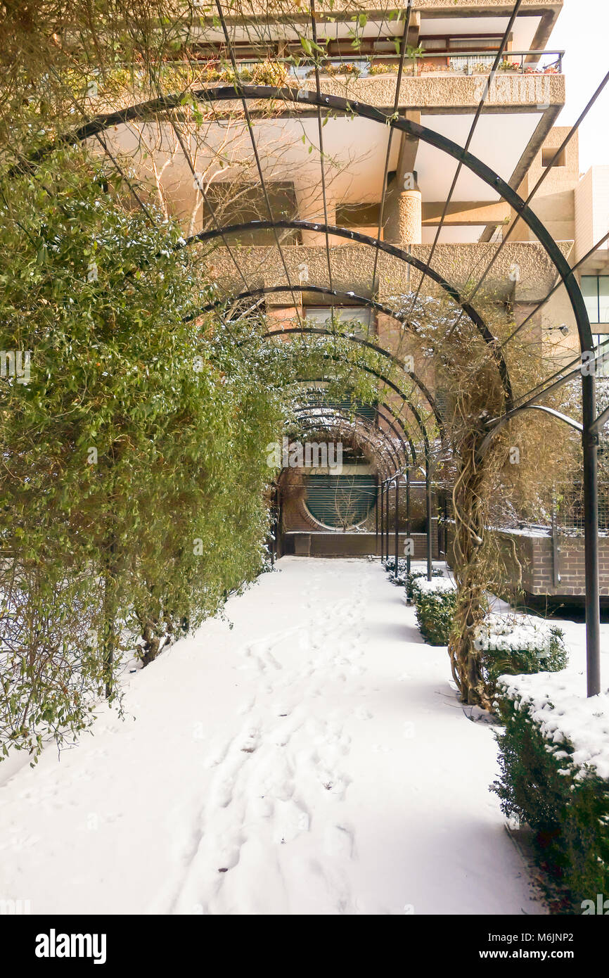 Londra, UK -28th Feb 2018: un residente locale giardino coperto da neve causati dalla tempesta di neve Emma. Foto Stock