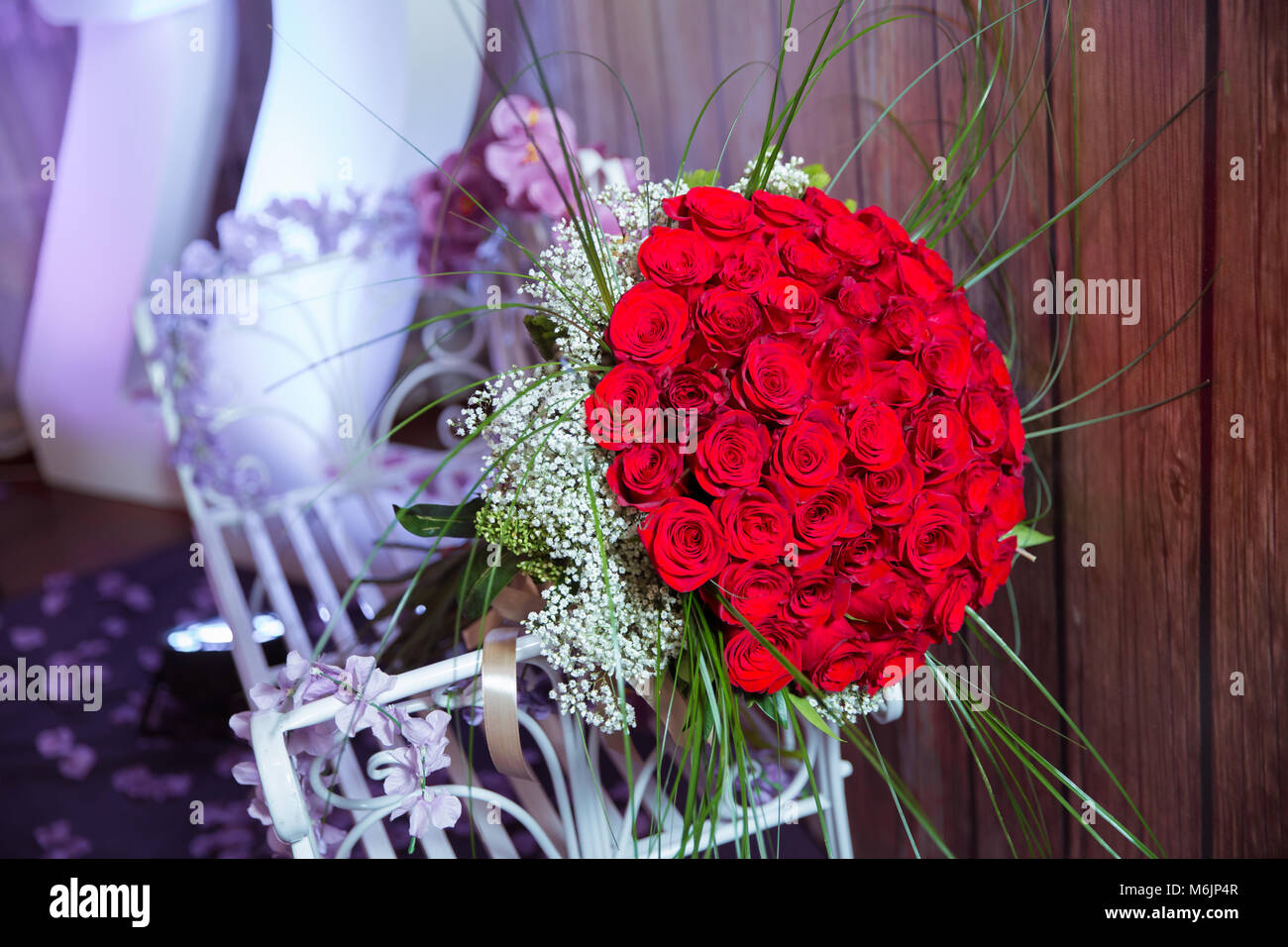 Un bouquet di fiori bouquet di un centinaio di rose rosse . Grande mazzo di  un centinaio di big red rose fiori Foto stock - Alamy