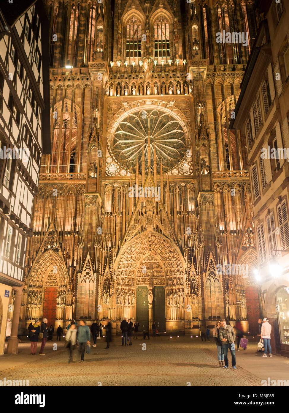Night Shot di strada che si affaccia la Cattedrale di Strasburgo Foto Stock