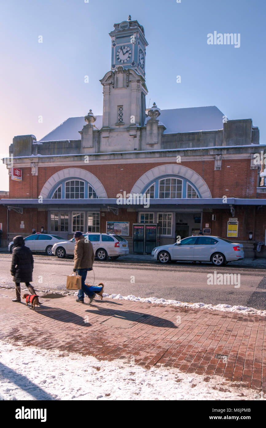 Royal Tunbridge Wells Spa town in West Kent stazione ferroviaria con South Eastern Trains su Londra a Hastings linea, nella neve con Bestia da est Foto Stock