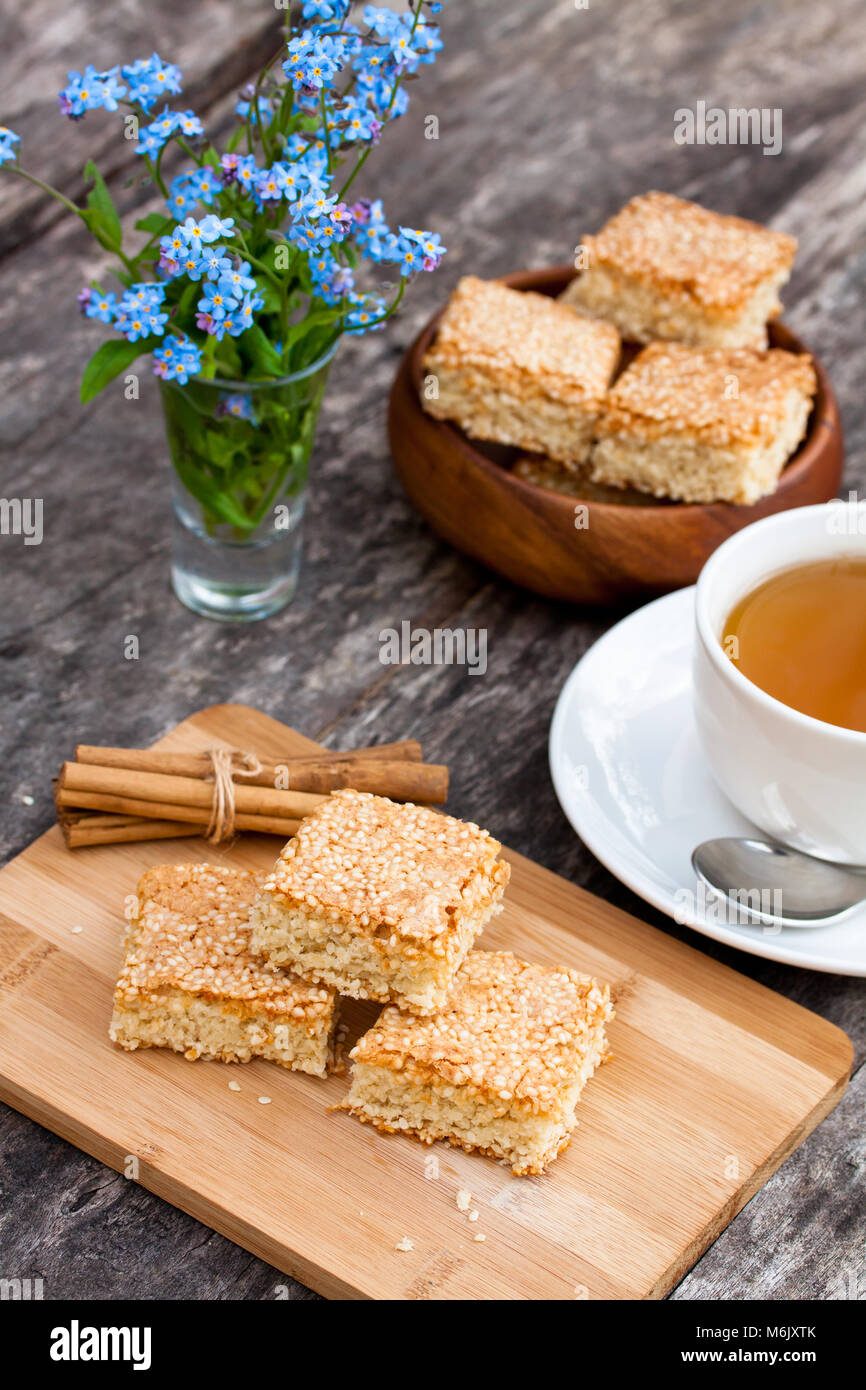Sesamo fatti in casa i biscotti con la tazza di tè Foto Stock