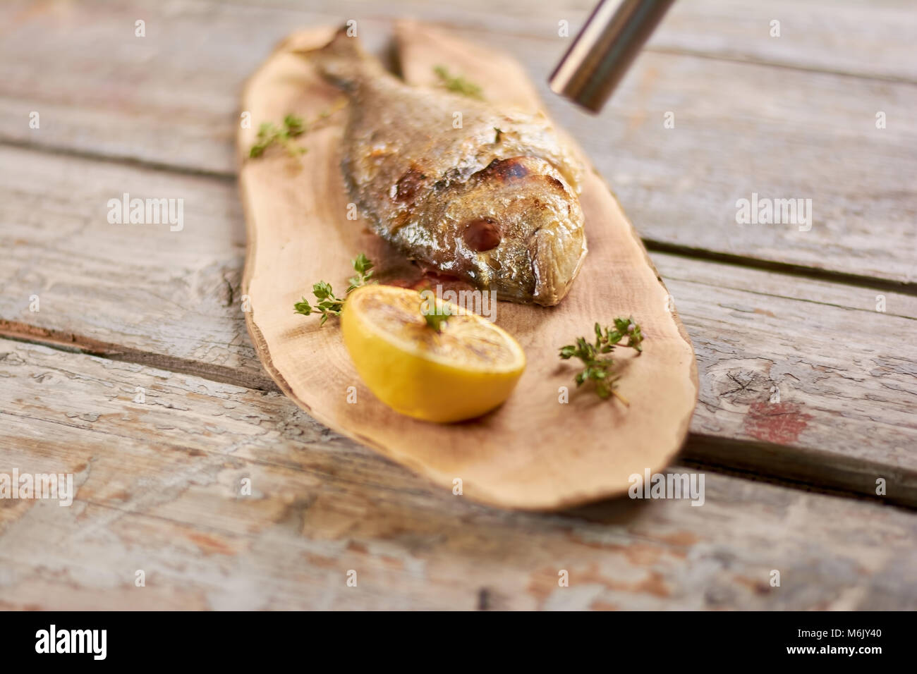 Trasformazione di dorado grill con bruciatore a torcia. Foto Stock