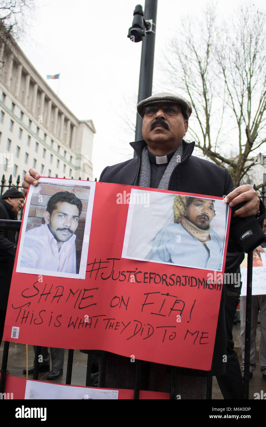 La Awami Partito dei lavoratori di attivisti protesta al di fuori di Downing Street 4 marzo 2018 a Londra. Essi stanno protestando per la minoranza etnica in Pakistan. Foto Stock