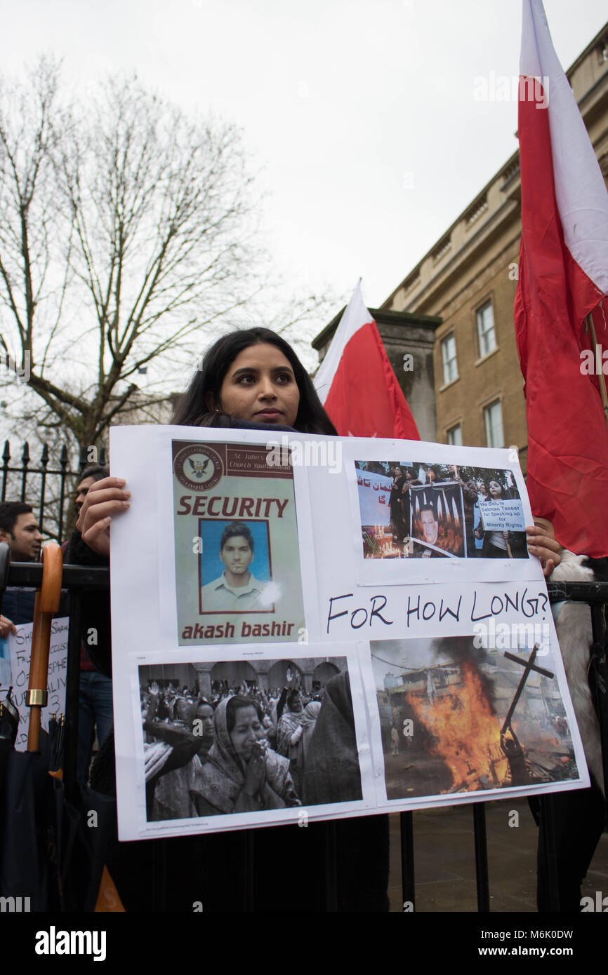 La Awami Partito dei lavoratori di attivisti protesta al di fuori di Downing Street 4 marzo 2018 a Londra. Essi stanno protestando per la minoranza etnica in Pakistan. Foto Stock