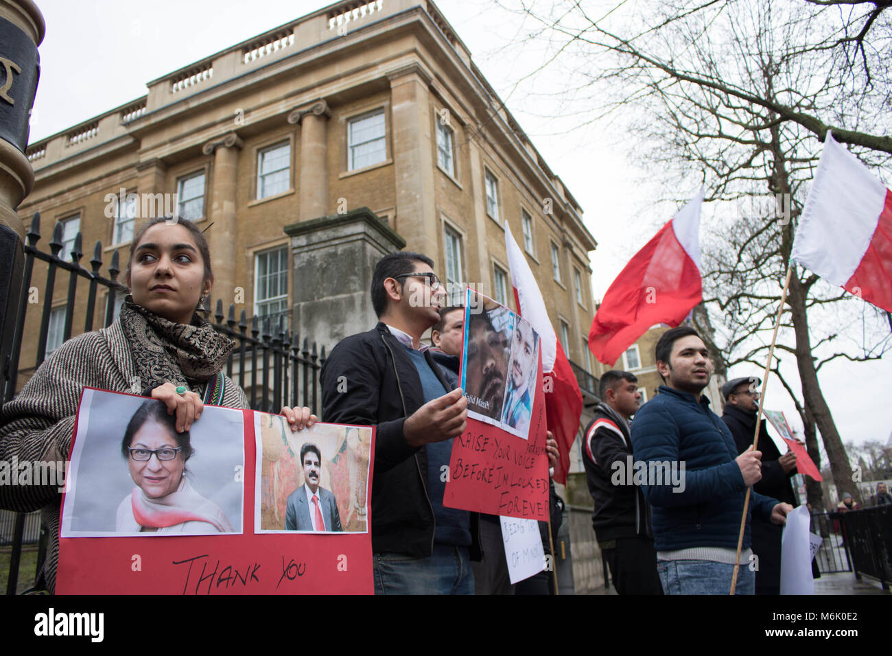 La Awami Partito dei lavoratori di attivisti protesta al di fuori di Downing Street 4 marzo 2018 a Londra. Essi stanno protestando per la minoranza etnica in Pakistan. Foto Stock