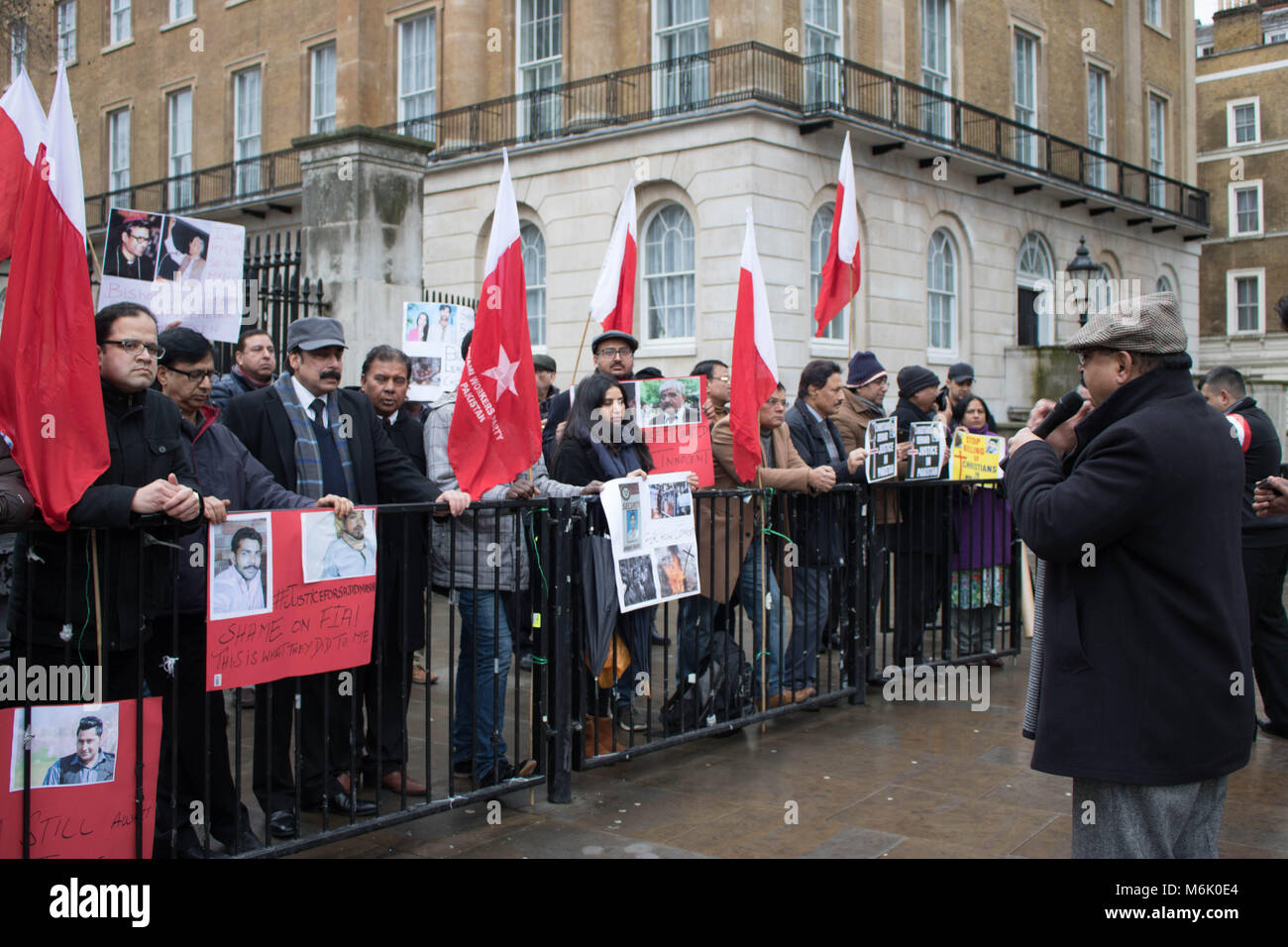 La Awami Partito dei lavoratori di attivisti protesta al di fuori di Downing Street 4 marzo 2018 a Londra. Essi stanno protestando per la minoranza etnica in Pakistan. Foto Stock