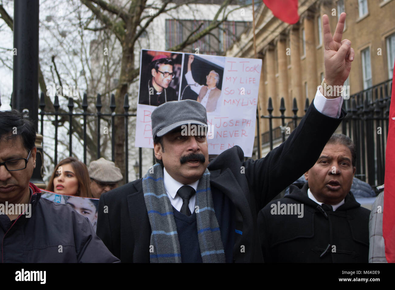 La Awami Partito dei lavoratori di attivisti protesta al di fuori di Downing Street 4 marzo 2018 a Londra. Essi stanno protestando per la minoranza etnica in Pakistan. Foto Stock