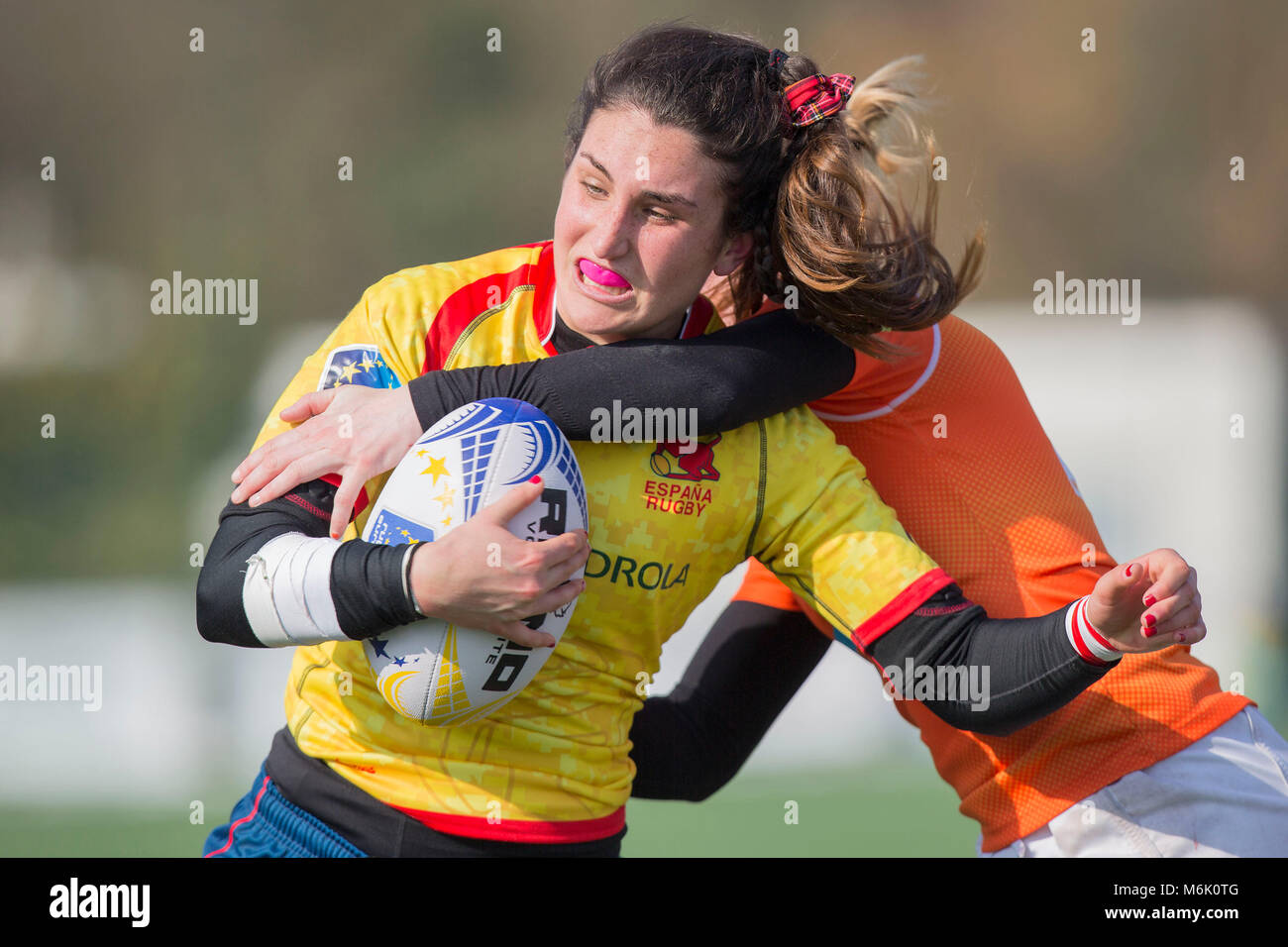 03 marzo 2018, il Belgio, Bruxelles: Donna Rugby Union, finale dell'Europa di rugby XV campionato 2018, Spagna vs Paesi Bassi. Spains Erbina Lide (12) tussling con il Netherland's Lorraine Laros. -Nessun servizio di filo- Foto: Jürgen Keßler/dpa Foto Stock