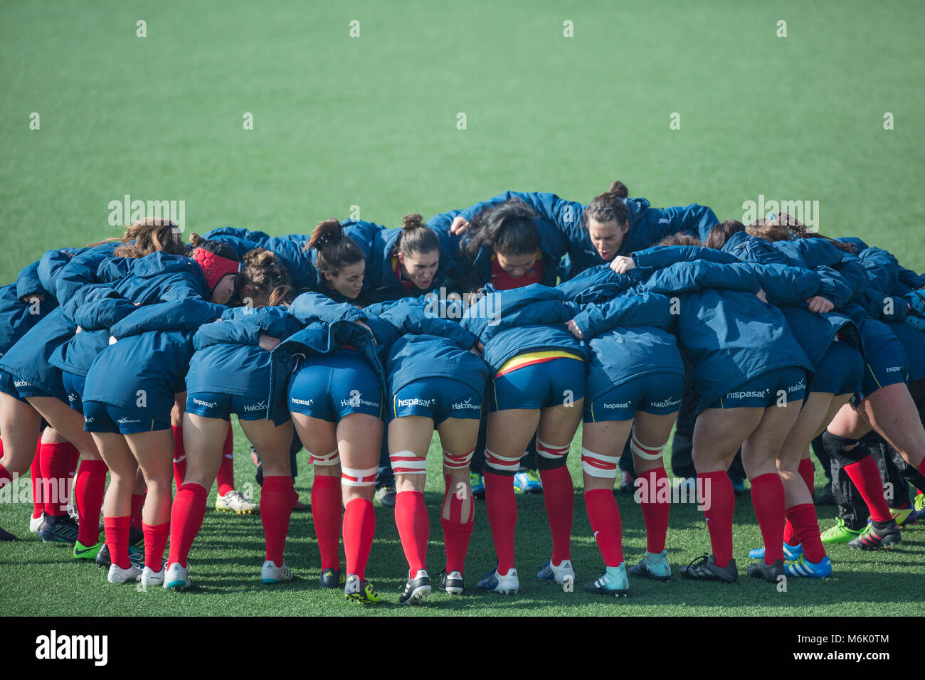 03 marzo 2018, il Belgio, Bruxelles: Donna Rugby Union, finale dell'Europa di rugby XV campionato 2018, Spagna vs Paesi Bassi. Il team spagnolo in un huddle prima di iniziare la partita. -Nessun servizio di filo- Foto: Jürgen Keßler/dpa Foto Stock