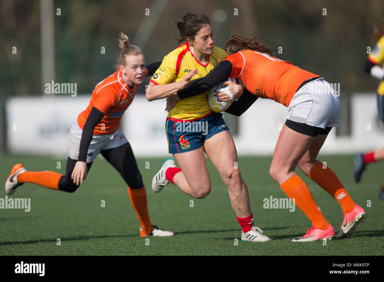 03 marzo 2018, il Belgio, Bruxelles: Donna Rugby Union, finale dell'Europa di rugby XV campionato 2018, Spagna vs Paesi Bassi. Spagna Maria Losada (8) essendo affrontati dall'Netherland's Linde van der Velden (12). -Nessun servizio di filo- Foto: Jürgen Keßler/dpa Foto Stock