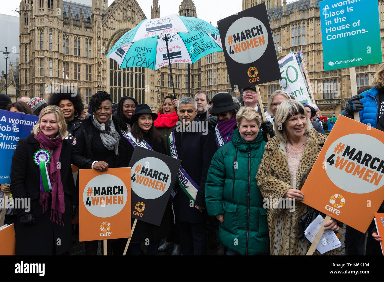 Londra, Regno Unito. 4 Marzo, 2018. Justine Greening (L), Shola Mos-Shogbamimu (2L), Natalie Imbruglia (3L), il sindaco di Londra Sadiq Khan (C), Helen Pankhurst (3R), Sandi Toksvig (2R) e Jude Kelly (R) si riuniscono a Palazzo Vecchio Cantiere al di fuori della sede del parlamento di Londra per prendere parte nel marzo4donne, un evento annuale per celebrare la Giornata internazionale della donna e 100 anni poiché le donne nel Regno Unito in primo luogo ha guadagnato il diritto di voto. La manifestazione organizzata da CARE International, mira a mettere in evidenza le disuguaglianze di fronte a donne e ragazze di tutto il mondo e la campagna per la parità tra i sessi e dei diritti delle donne in tutto il mondo. Credito: Foto Stock