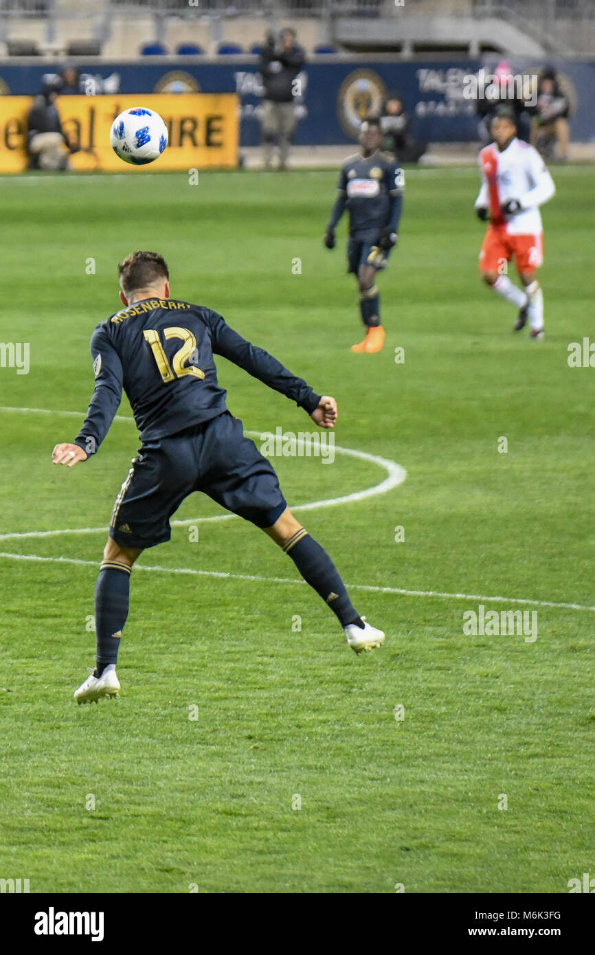 Calcio - calciatori jumping e saltando di testa la sfera durante un professionista di calcio - Partita di calcio a Talen Energy Stadium, Chester, PA, Stati Uniti d'America. 3 Mar, 2018. Il MLS Unione di Philadelphia sconfiggere la Nuova Inghilterra rivoluzione 2-0 nella loro stagione home opener Credit: Don Mennig/Alamy Live News Foto Stock Calcio - calciatori jumping e saltando di testa la sfera durante un professionista di calcio - Partita di calcio a Talen Energy Stadium, Chester, PA, Stati Uniti d'America. 3 Mar, 2018. Il MLS Unione di Philadelphia sconfiggere la Nuova Inghilterra rivoluzione 2-0 nella loro stagione home opener Credit: Don Mennig/Alamy Live News Foto Stock