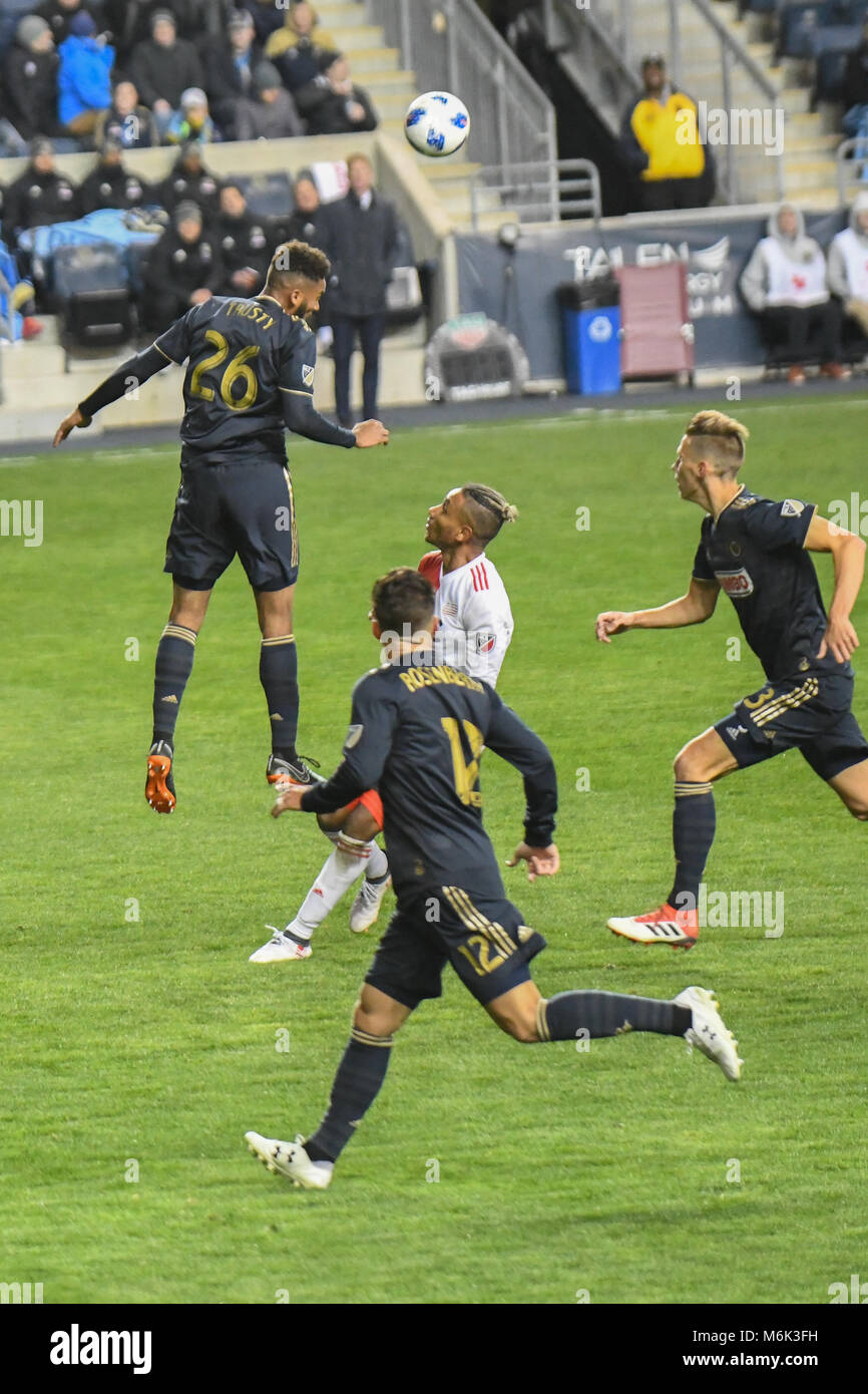 Calcio - calciatori jumping e saltando di testa la sfera durante un professionista di calcio - Partita di calcio a Talen Energy Stadium, Chester, PA, Stati Uniti d'America. 3 Mar, 2018. Il MLS Unione di Philadelphia sconfiggere la Nuova Inghilterra rivoluzione 2-0 nella loro stagione home opener Credit: Don Mennig/Alamy Live News Foto Stock Calcio - calciatori jumping e saltando di testa la sfera durante un professionista di calcio - Partita di calcio a Talen Energy Stadium, Chester, PA, Stati Uniti d'America. 3 Mar, 2018. Il MLS Unione di Philadelphia sconfiggere la Nuova Inghilterra rivoluzione 2-0 nella loro stagione home opener Credit: Don Mennig/Alamy Live News Foto Stock