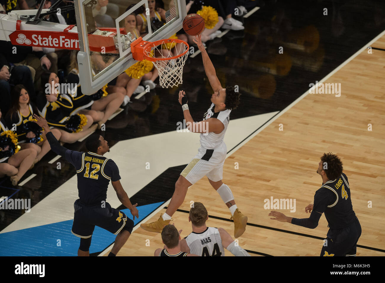 New York, New York, Stati Uniti d'America. Mar 4, 2018. CARSEN EDWARDS (3) spara un layup durante il gioco presso il Madison Square Garden di New York. Credito: Amy Sanderson/ZUMA filo/Alamy Live News Foto Stock