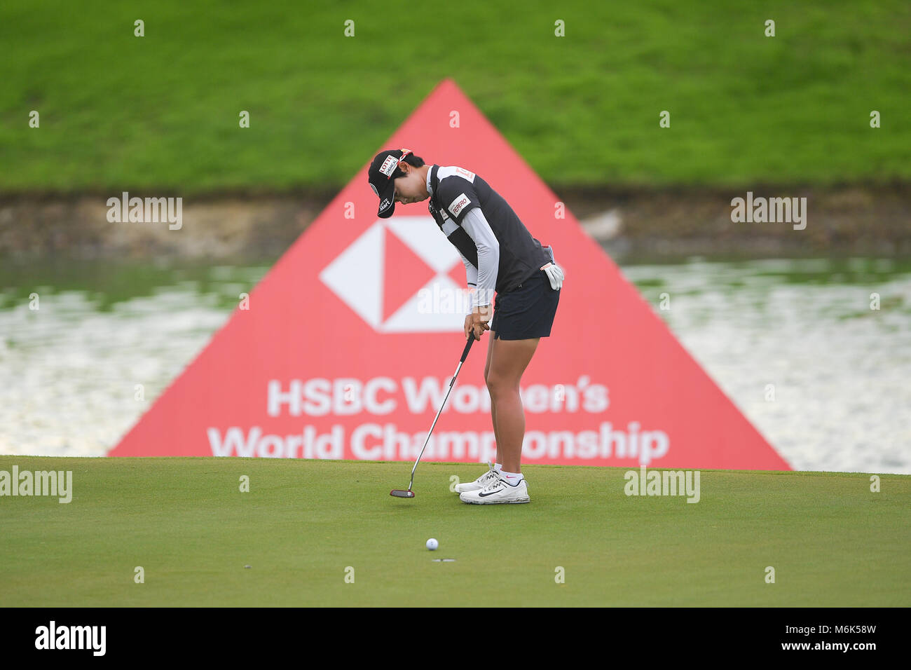 Singapore. Mar 4, 2018. Hyo Joo Kim (KOR), MAR 04, 2018 - Golf: Hyo Joo Kim putts nel secondo foro durante il round 4 della HSBC Donne del Campionato del Mondo 2018, al Sentosa Golf Club di Singapore in data 4 marzo 2018. Credito: Haruhiko Otsuka/AFLO/Alamy Live News Foto Stock