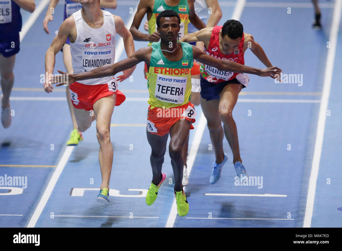 Birmingham. Mar 4, 2018. Samuel Tefera (anteriore) dell Etiopia festeggia dopo la vittoria degli uomini di 1500m finale della IAAF Campionati mondiali Indoor Arena a Birmingham in Birmingham, Gran Bretagna il 4 marzo 2018. Credito: Tim Irlanda/Xinhua/Alamy Live News Foto Stock