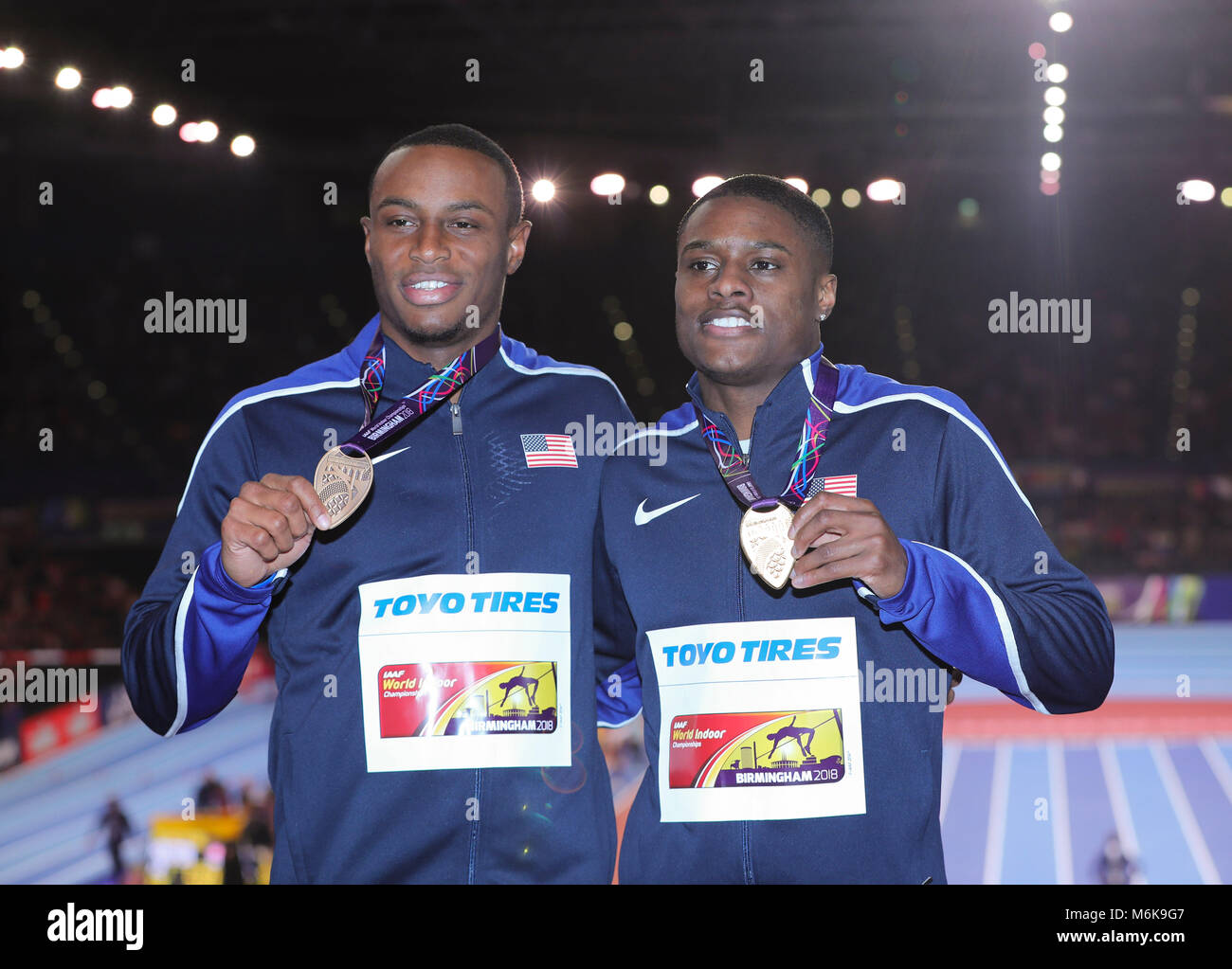 (180305) -- BIRMINGHAM, 5 marzo 2018 (Xinhua) -- Oro Medaglia Coleman cristiana (R) degli Stati Uniti pone con la medaglia di bronzo al suo connazionale Ronnie Baker durante la premiazione per gli uomini 60m della IAAF Campionati mondiali Indoor Arena a Birmingham in Birmingham, Gran Bretagna il 4 marzo 2018. (Xinhua/Han Yan) Foto Stock