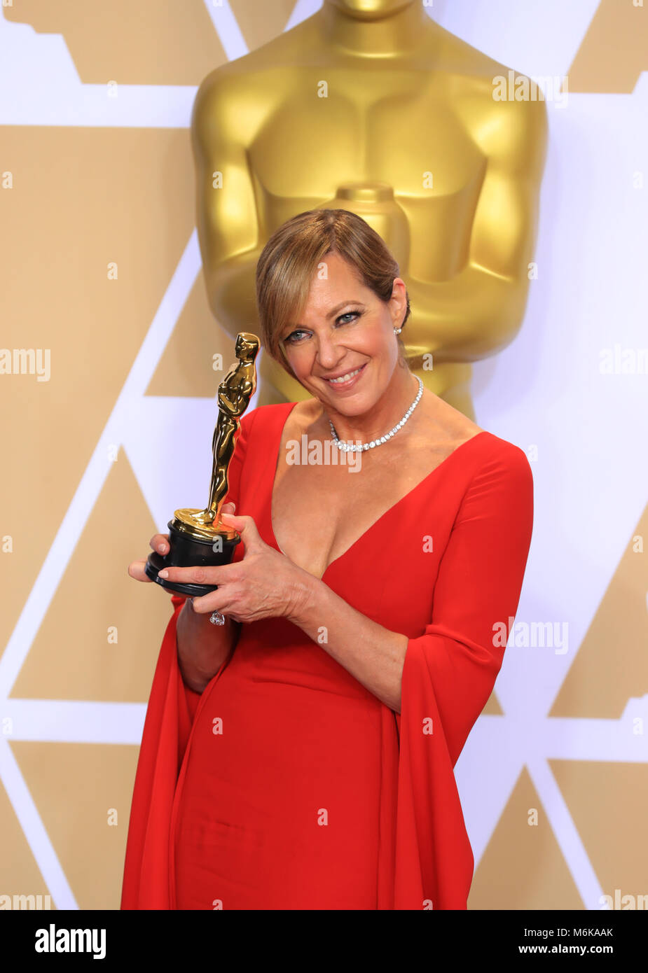 Los Angeles, Stati Uniti d'America. Mar 4, 2018. L'attrice Allison Janney pone dopo aver vinto il migliore attrice premio per "Io Tonya' alla sala stampa del novantesimo Academy Awards al Dolby Theatre di Los Angeles, negli Stati Uniti il 4 marzo 2018. Credito: Li Ying/Xinhua/Alamy Live News Foto Stock