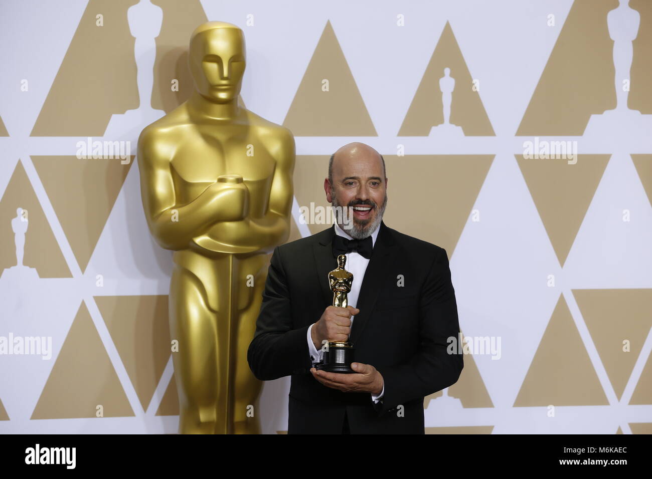 Los Angeles, Stati Uniti d'America. Mar 4, 2018. Marco Ponti pone dopo aver vinto il miglior Costume Design award per "Thread fantasma' alla sala stampa del novantesimo Academy Awards al Dolby Theatre di Los Angeles, negli Stati Uniti il 4 marzo 2018. Credito: Li Ying/Xinhua/Alamy Live News Foto Stock