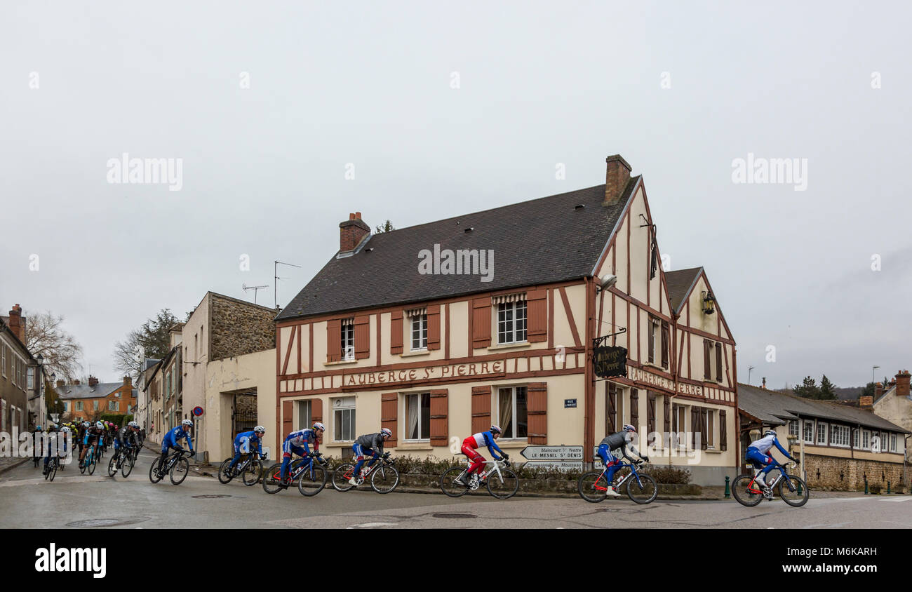 Dampierre-en-Yvelines, Francia. Mar 4, 2018. Il vincitore della tappa 1, Arnaud Demare del Team Groupama-FD, equitazione in parte anteriore del peloton mentre passa davanti a un tradizionale francone house durante Parigi-nizza 2018. Credito: Radu Razvan/Alamy Live News Foto Stock