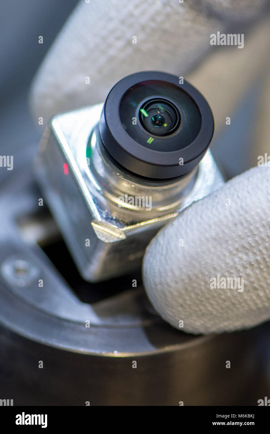 02 marzo 2018, Germania, Ingolstadt: Un dipendente assembla 360 telecamere di laurea al Continental impianto di fabbricazione. Foto: Armin Weigel/dpa Foto Stock