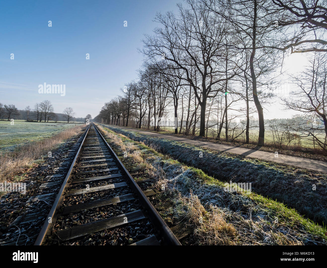 I binari della ferrovia del ohe, Osthannoversche Eisenbahnen, giornata invernale, strada rurale, rete ferroviaria, Lachtehausen, Celle, Bassa Sassonia, Germania, Europa Foto Stock