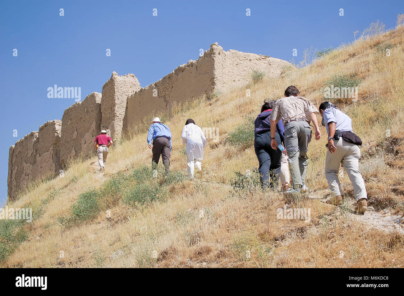 Gli stranieri a piedi una vecchia fortezza nel capitale dell Afghanistan Kabul costruito su una collina Foto Stock