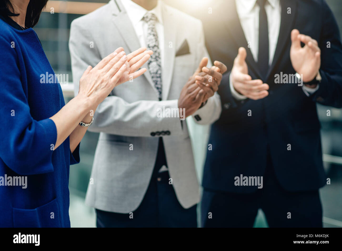 Multirazziale team business plaudendo a se stessi per il grande lavoro svolto Foto Stock