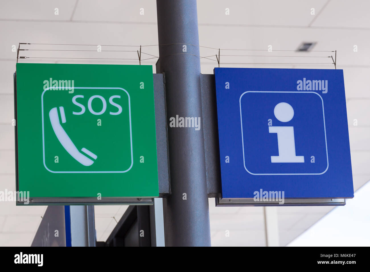 SOS del telefono e delle informazioni segno a una stazione ferroviaria Foto Stock