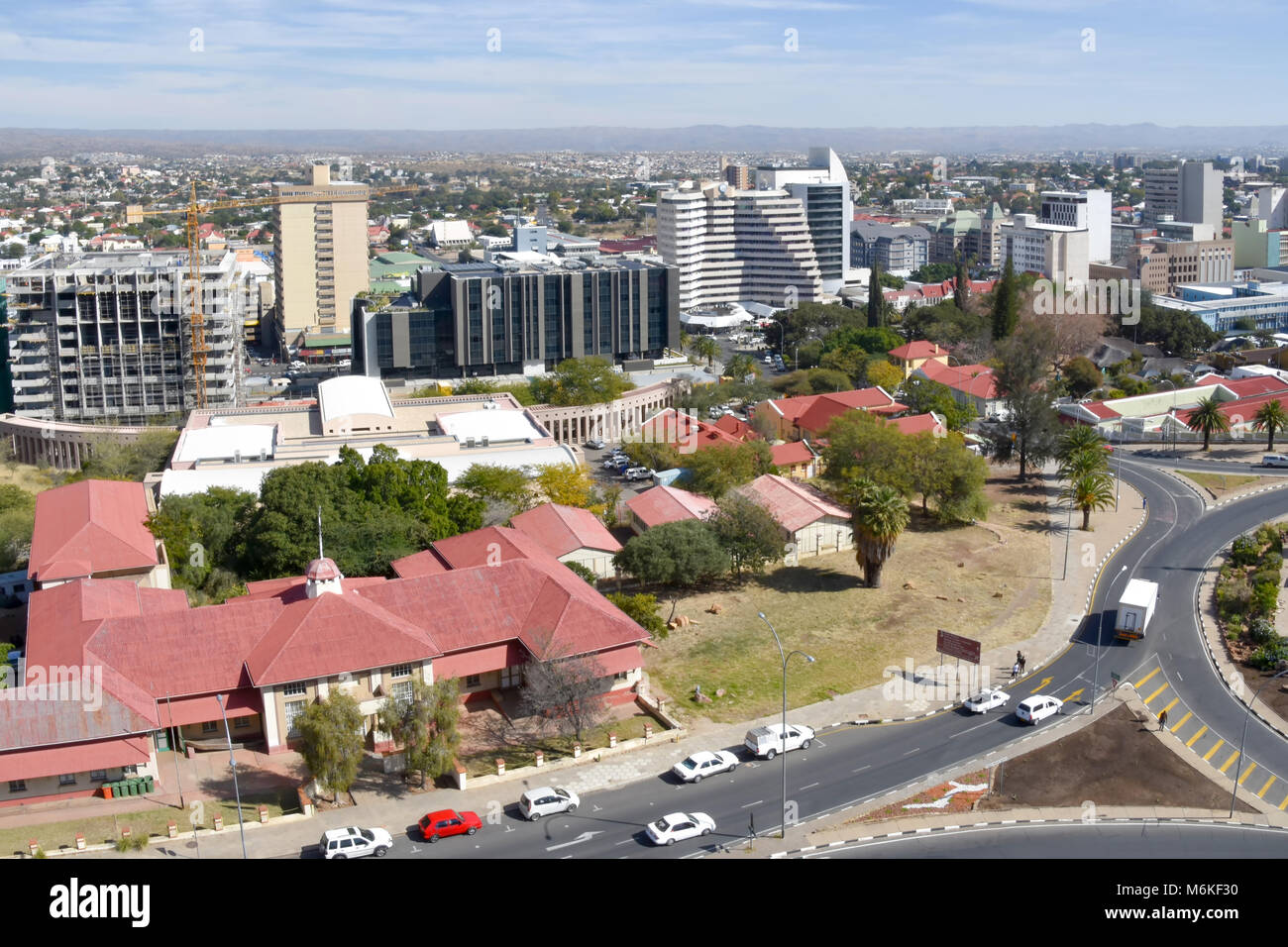 Una veduta aerea del centro di Windhoek capitale della Namibia in Africa australe su una bella luminosa giornata contro un cielo blu Foto Stock