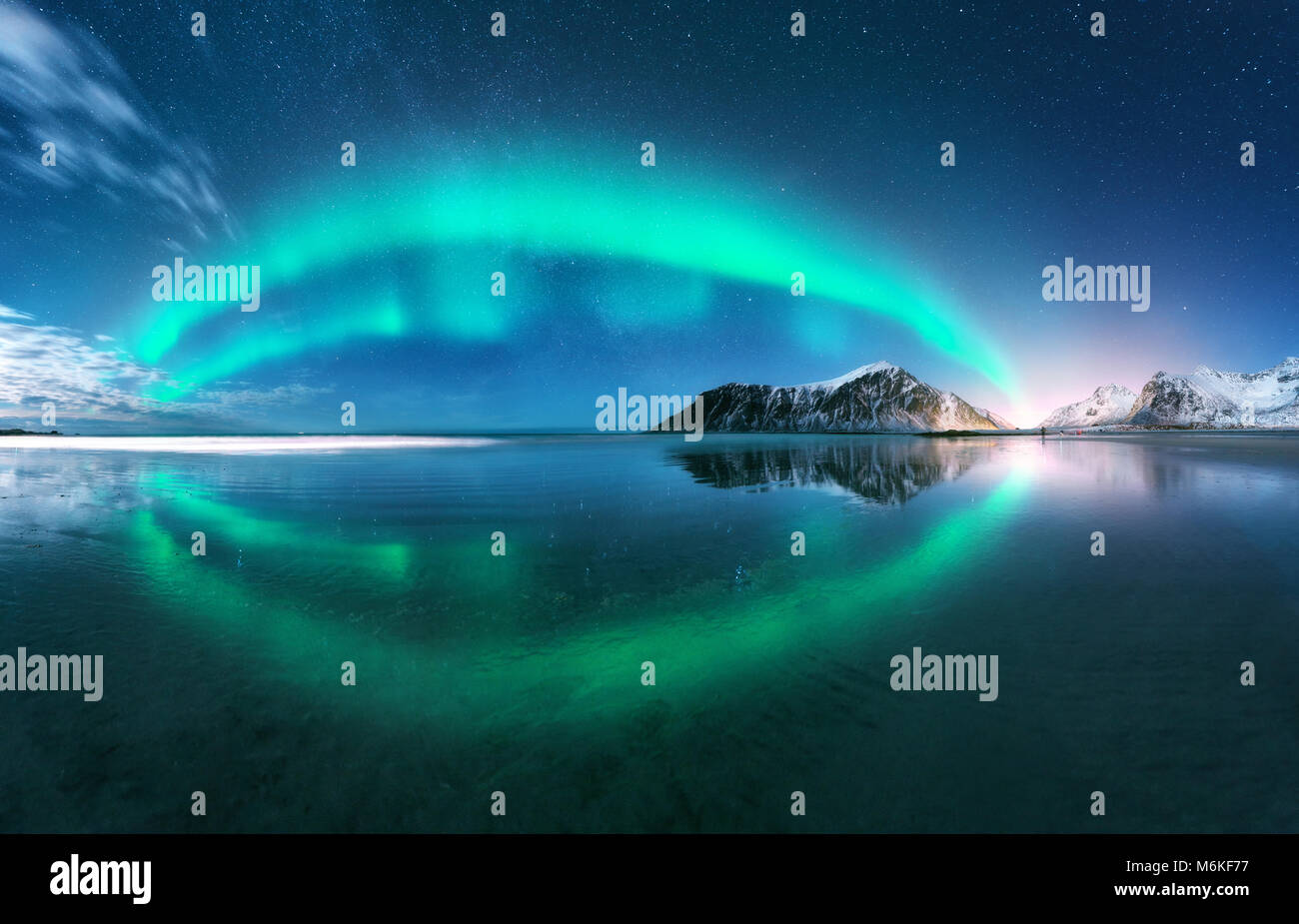 Aurora. Luci del nord in isole Lofoten in Norvegia. Stellato cielo blu con luci polari. Notte paesaggio invernale con aurora, il mare con sky riflessione, essere Foto Stock