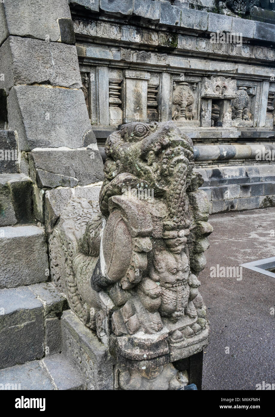 Indonesia, Java Centrale, guardian figura all'ascesa al tempio di Vishnu nella metà del IX secolo Prambanan Tempio Hindu Foto Stock