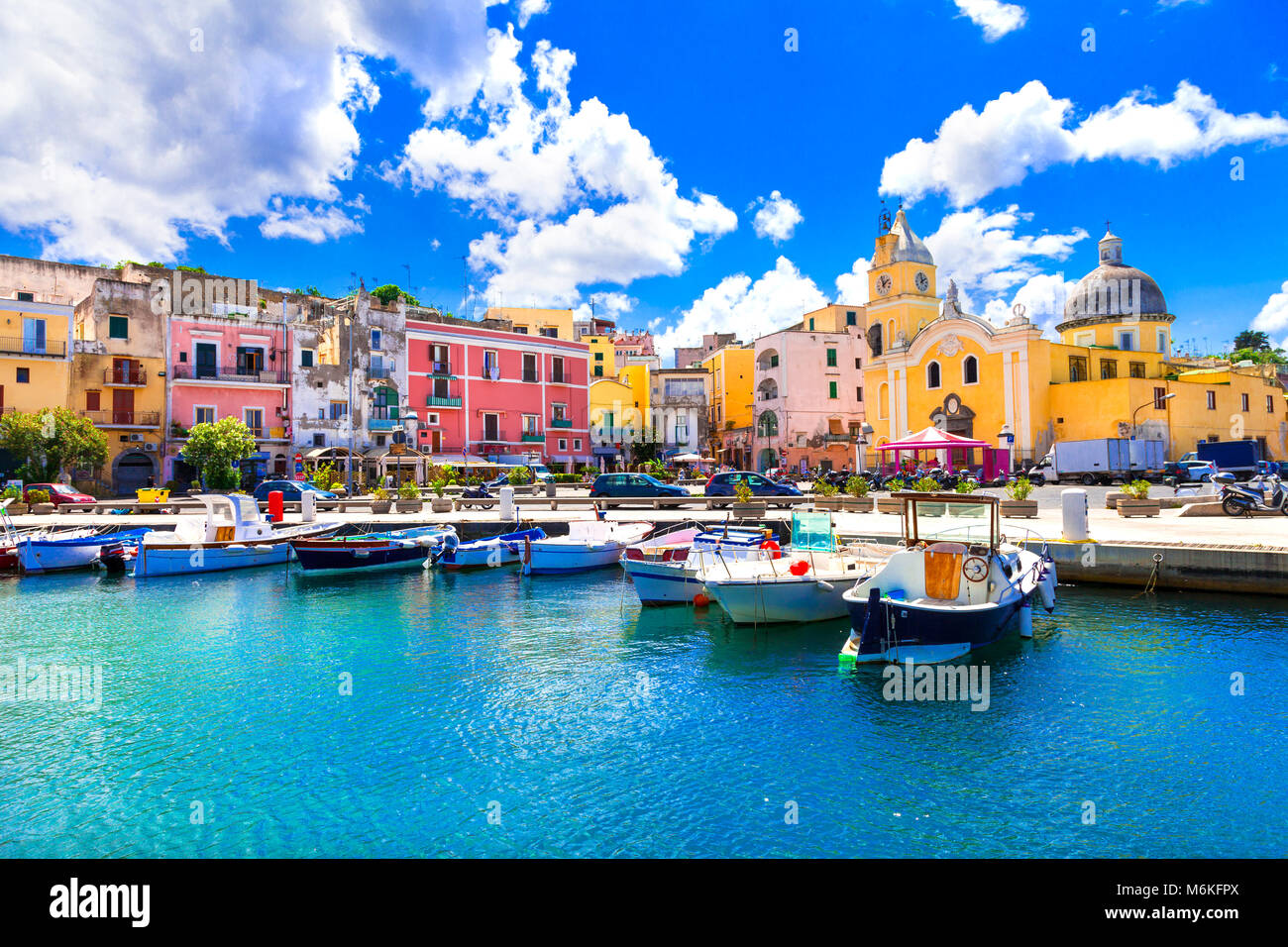 Bellissima isola di Procida,vista con case colorate e tradizionali barche da pesca,Campania,l'Italia. Foto Stock
