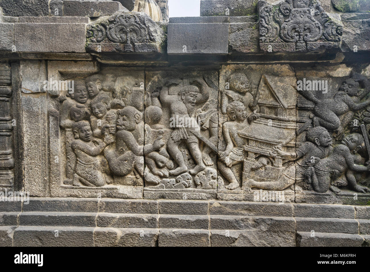 Indonesia, Java Centrale in bassorilievo gallerie lungo le balaustre di tempio di Shiva a metà del IX secolo Prambanan Tempio Hindu Foto Stock