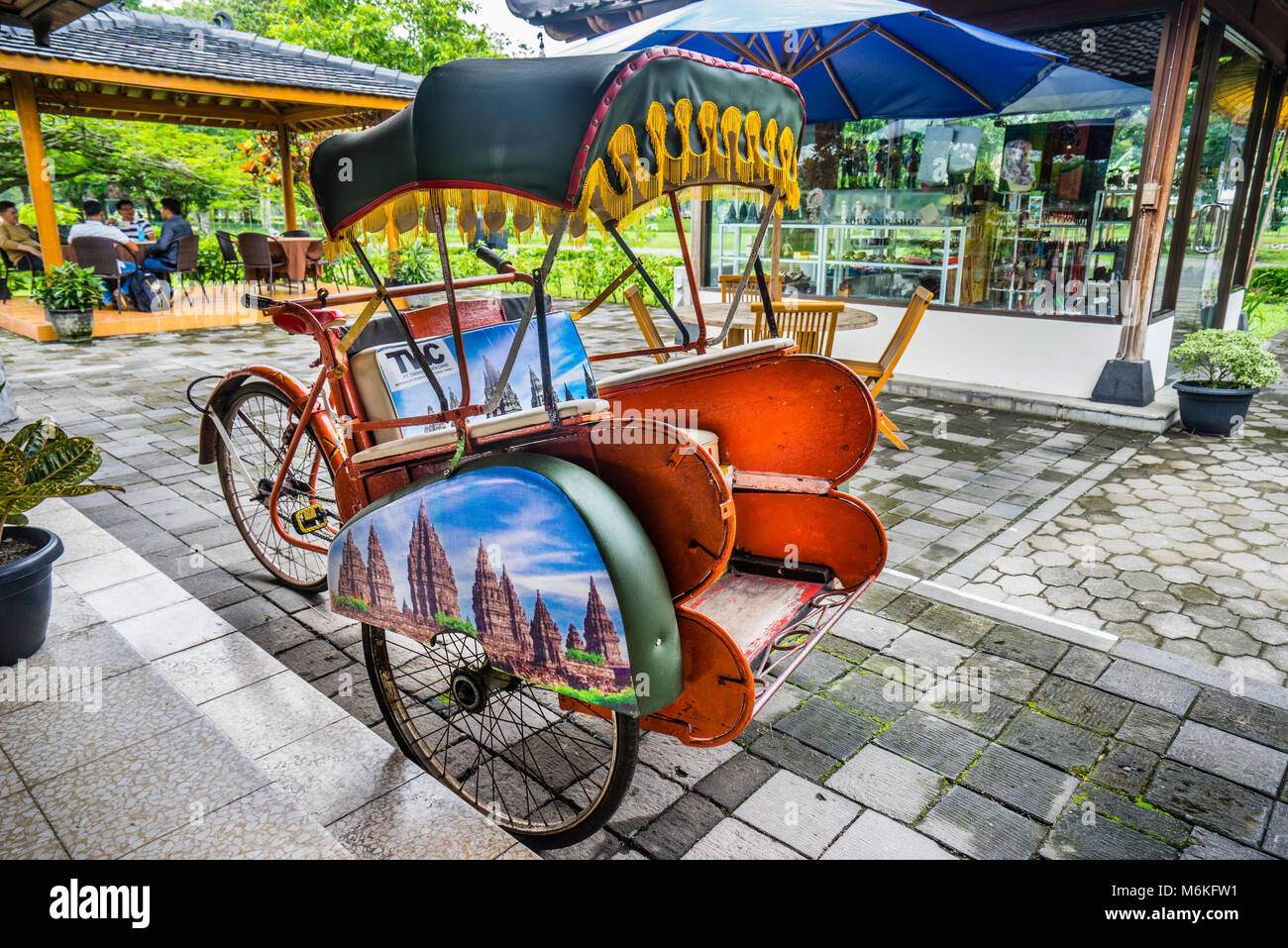 Indonesia, Java centrale, un ciclo di Becak rickshaw a Prambanan ristorante con giardino Foto Stock