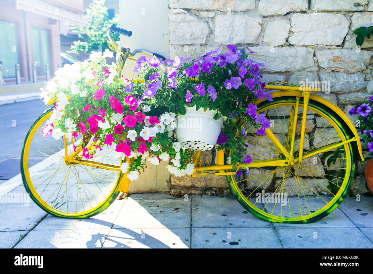 Vecchie strade di Grecia,vista con la vecchia moto e decorazioni floreali. Foto Stock