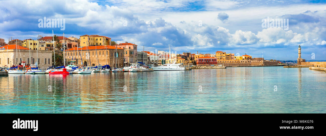 Bella cittadina di Chania,vista con case colorate e faro,l'isola di Creta, Grecia. Foto Stock
