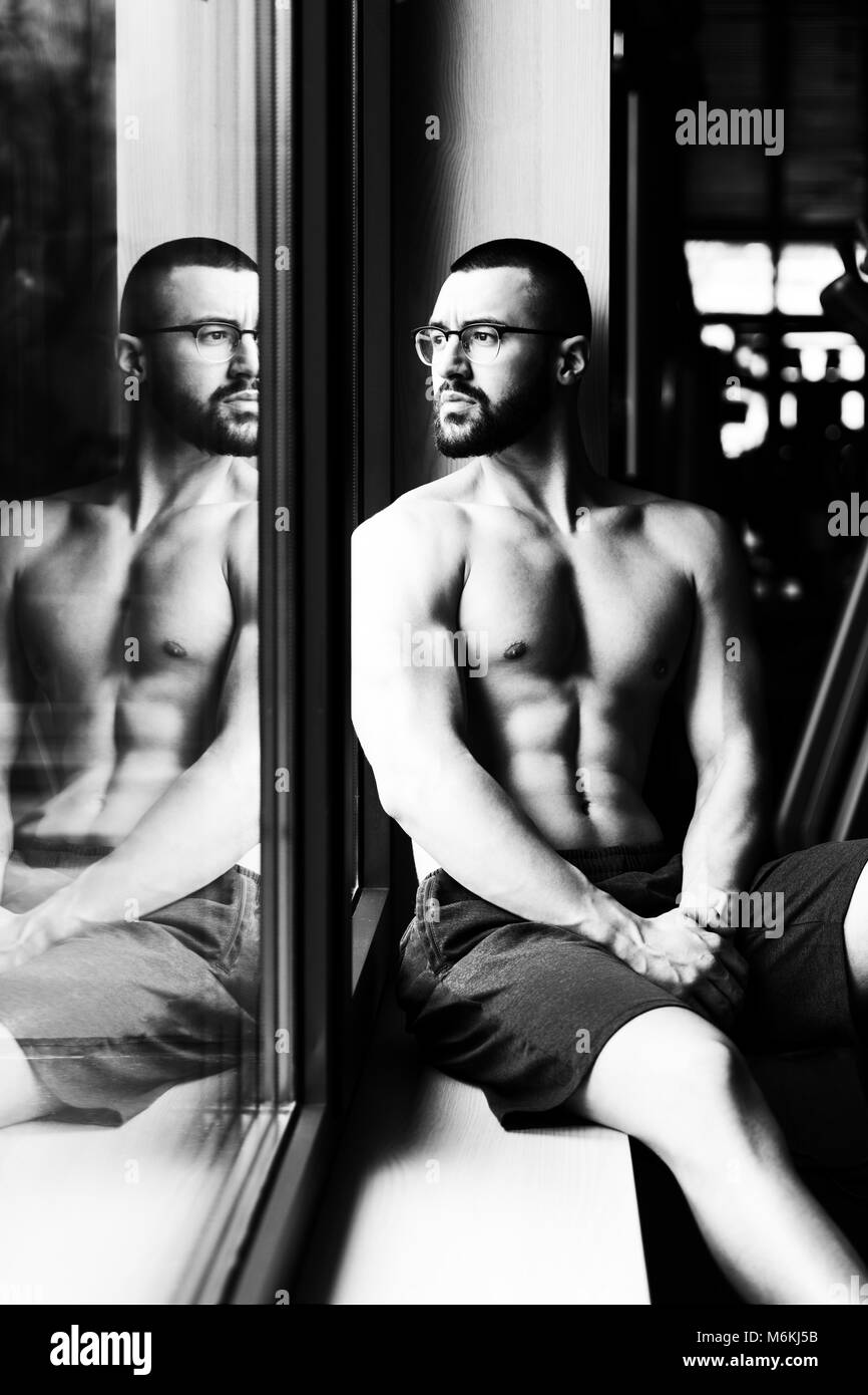 Bella bella e attraente Giovane con corpo muscoloso rilassante in palestra Foto Stock