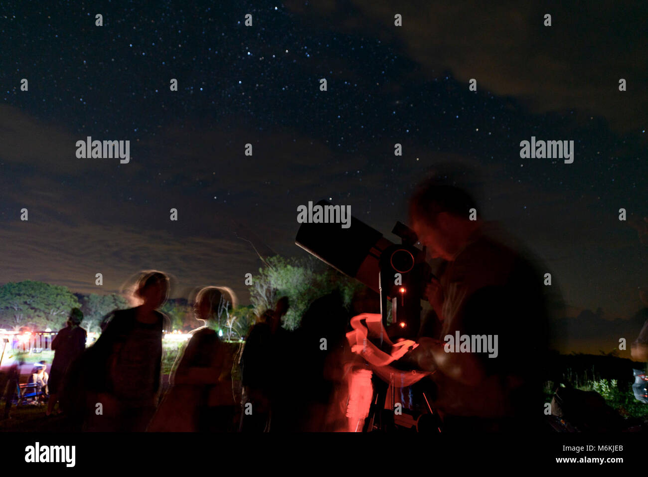 2017 cielo notturno Festival. Parco Nazionale di Shenandoah 2017 del cielo notturno Festival ha avuto luogo a partire da venerdì 18 agosto a lunedì 21 agosto. Attività incluse gite di costellazione, solare campo visualizzazione, Junior Ranger programmi, e molto di più! Il festival celebra la notte oscura del cielo e la scienza che ci aiuta a capire l'universo al di fuori del nostro pianeta Terra. Questo programma della serata ha avuto luogo sabato 19 agosto presso i grandi prati. Rangers unita con la NASA NASA Jet Propulsion Laboratory Sistema Solare Ambasciatore Greg Redfern stargazed e hanno visitato le costellazioni con i visitatori. Foto Stock