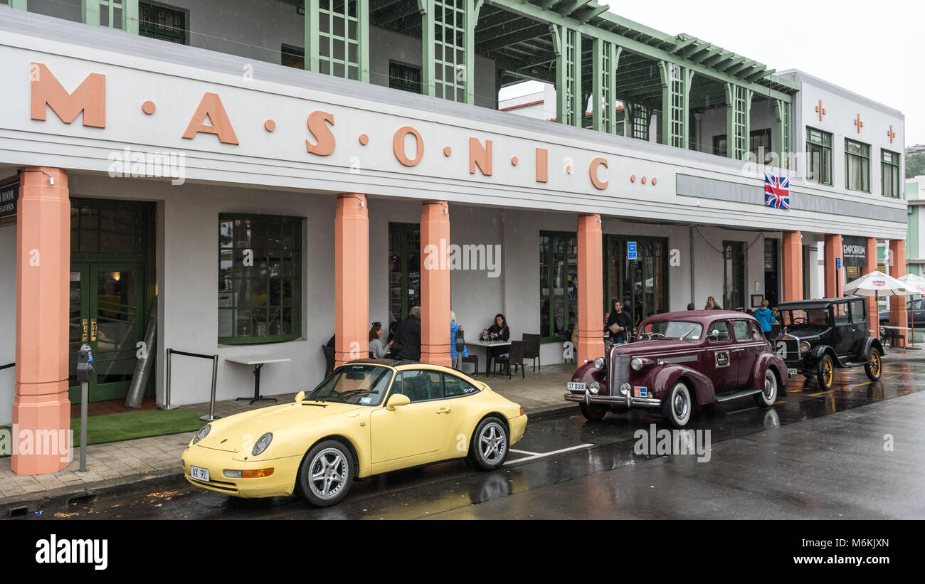 Edifici in stile Liberty e Classic Cars, Napier, Isola del nord, Nuova Zelanda Foto Stock