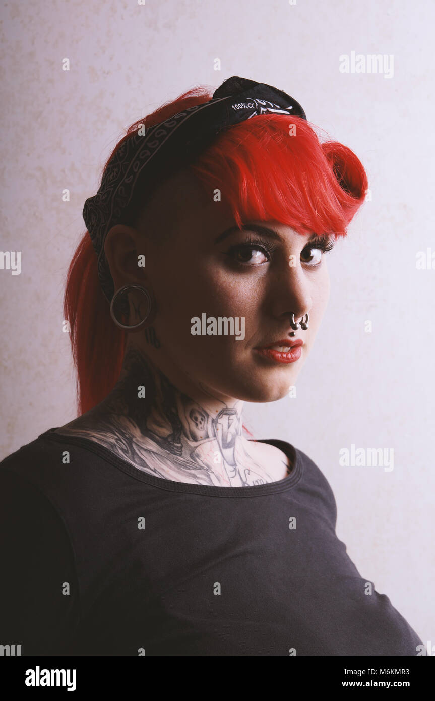 Moody ritratto della ragazza con piercing e tatuaggio Foto Stock