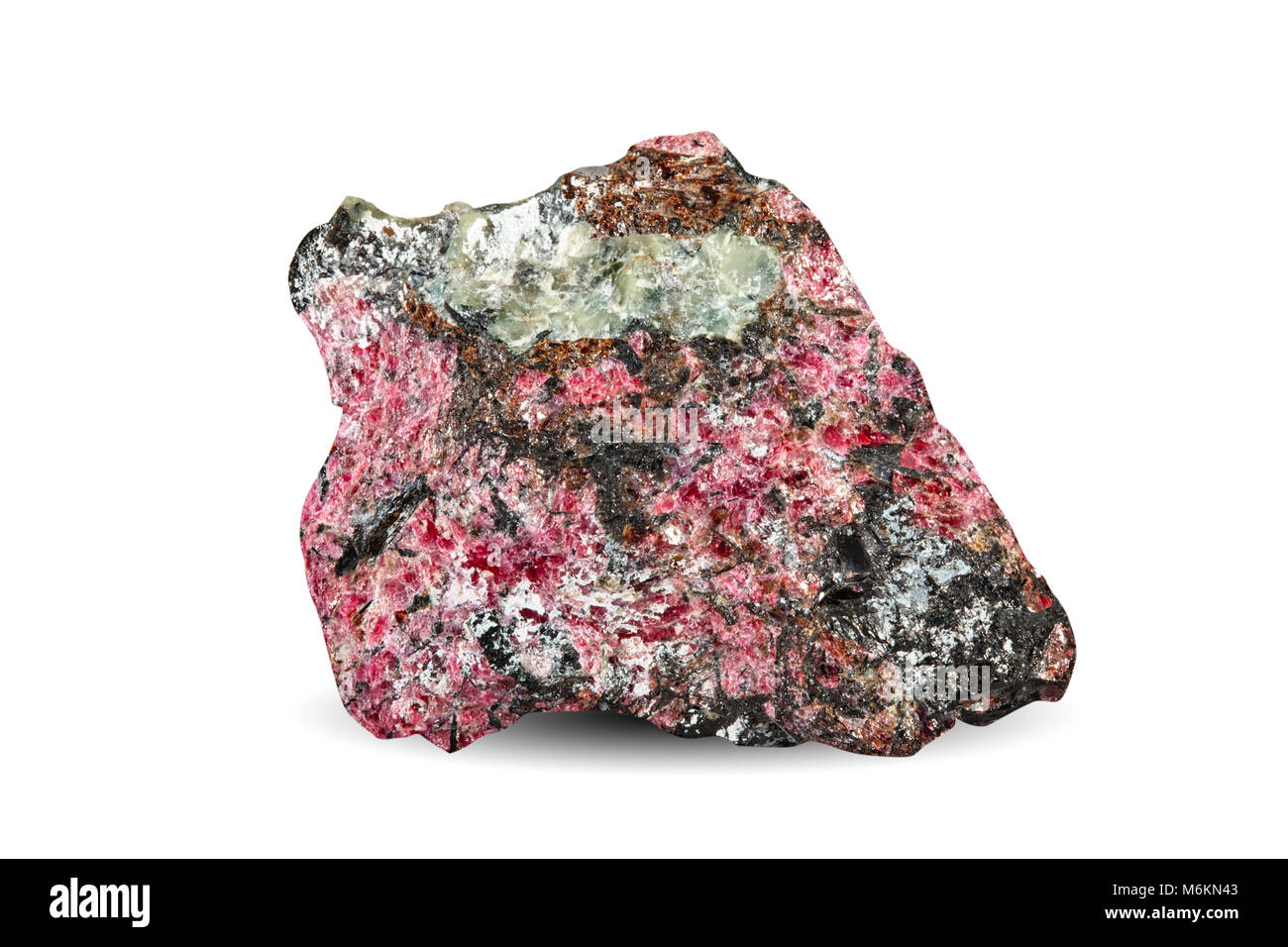 Le riprese in modalità Macro della pietra naturale. Roccia Naturale campione di eudialyte. Oggetto isolato su uno sfondo bianco. Foto Stock