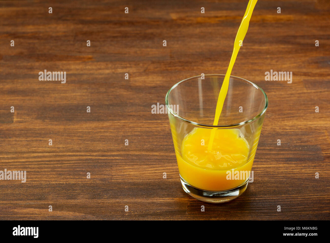 Ancora vita bicchiere di succo d'arancia fresco su Vintage tavolo in legno con spazio copia dello sfondo. Foto Stock