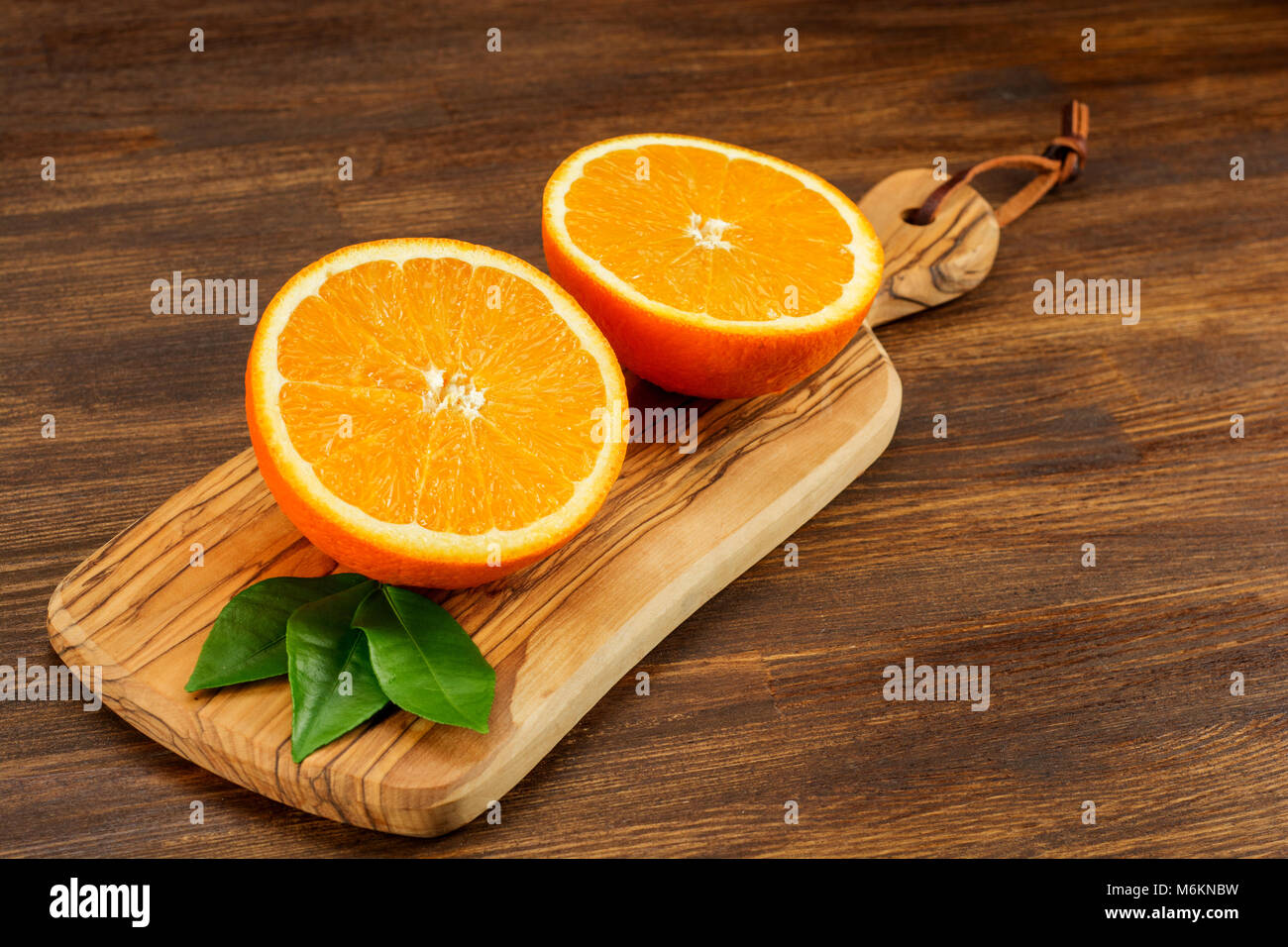 Arancione su uno sfondo di legno. Vista dall'alto. Spazio libero per il testo . Foto Stock