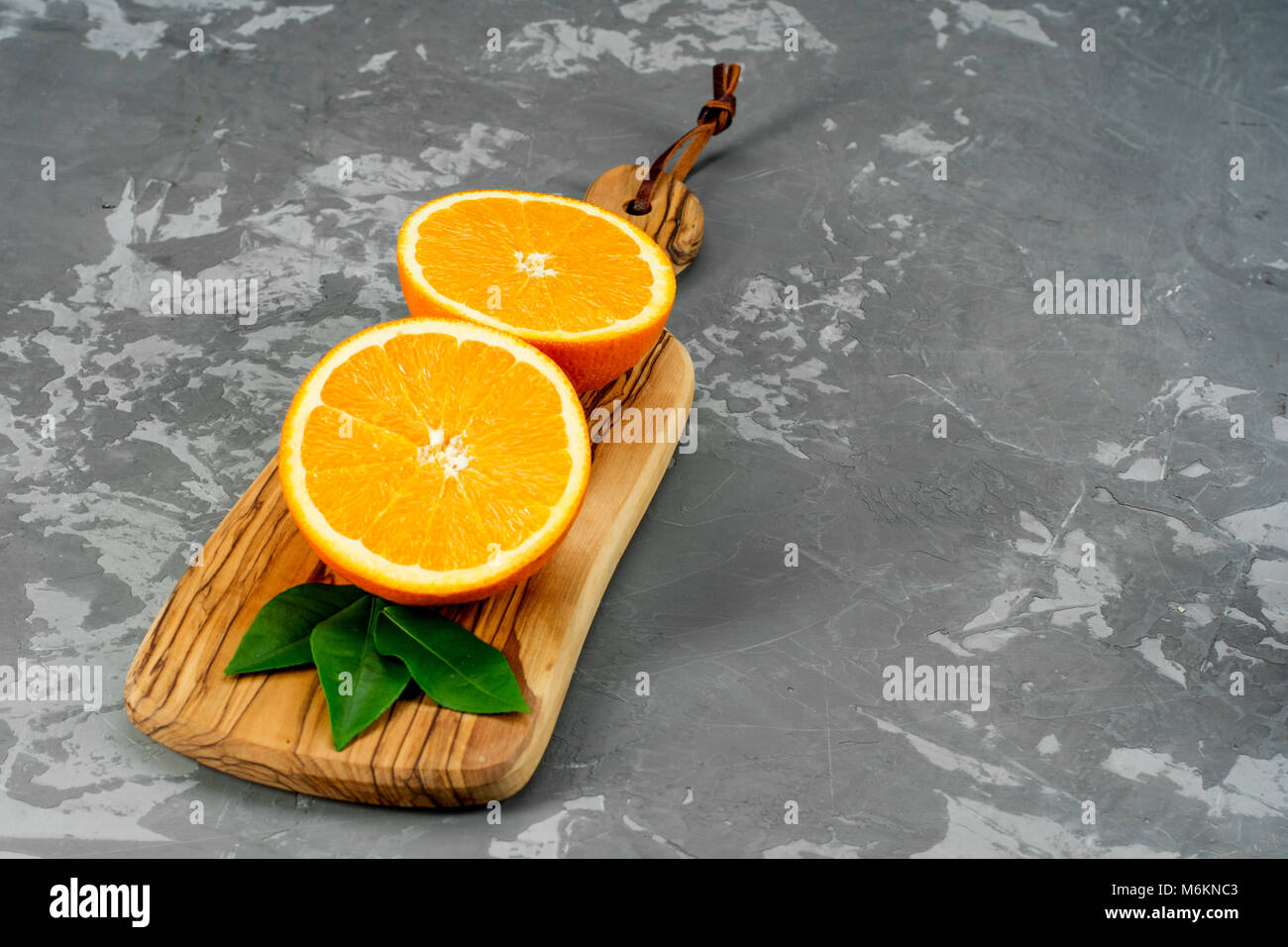 Arancione su uno sfondo di legno. Vista dall'alto. Spazio libero per il testo . Foto Stock