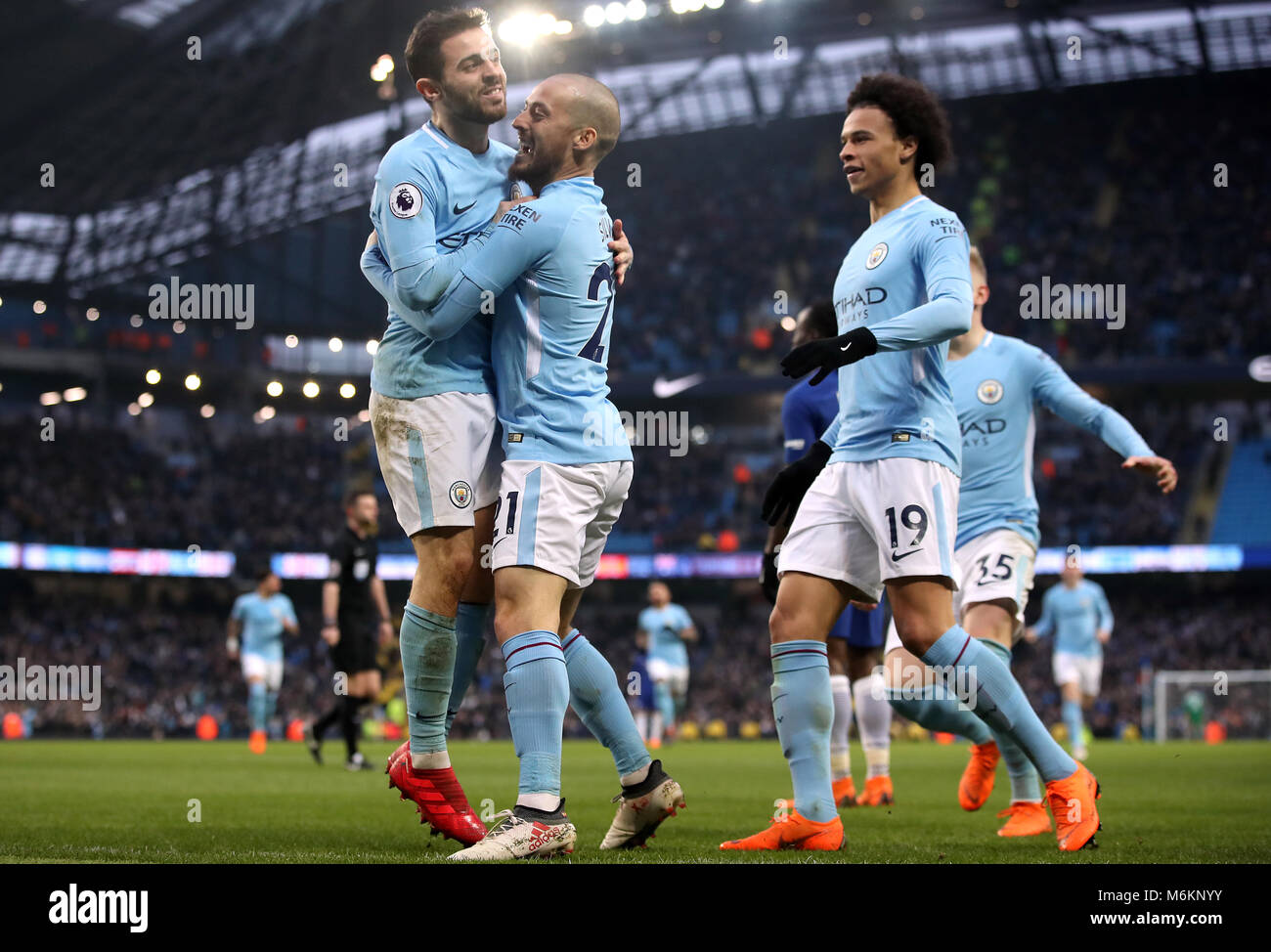 Bernardo Silva di Manchester City festeggia con David Silva, Leroy Sane e Oleksandr Zinchenko durante la partita della Premier League all'Etihad Stadium di Manchester. PREMERE ASSOCIAZIONE foto. Data immagine: Domenica 4 marzo 2018. Guarda la storia di calcio della PA Man City. Il credito fotografico dovrebbe essere: Nick Potts/PA Wire. RESTRIZIONI: Nessun utilizzo con audio, video, dati, elenchi di apparecchi, logo di club/campionato o servizi "live" non autorizzati. L'uso in-match online è limitato a 75 immagini, senza emulazione video. Nessun utilizzo nelle scommesse, nei giochi o nelle pubblicazioni di singoli club/campionati/giocatori. Foto Stock