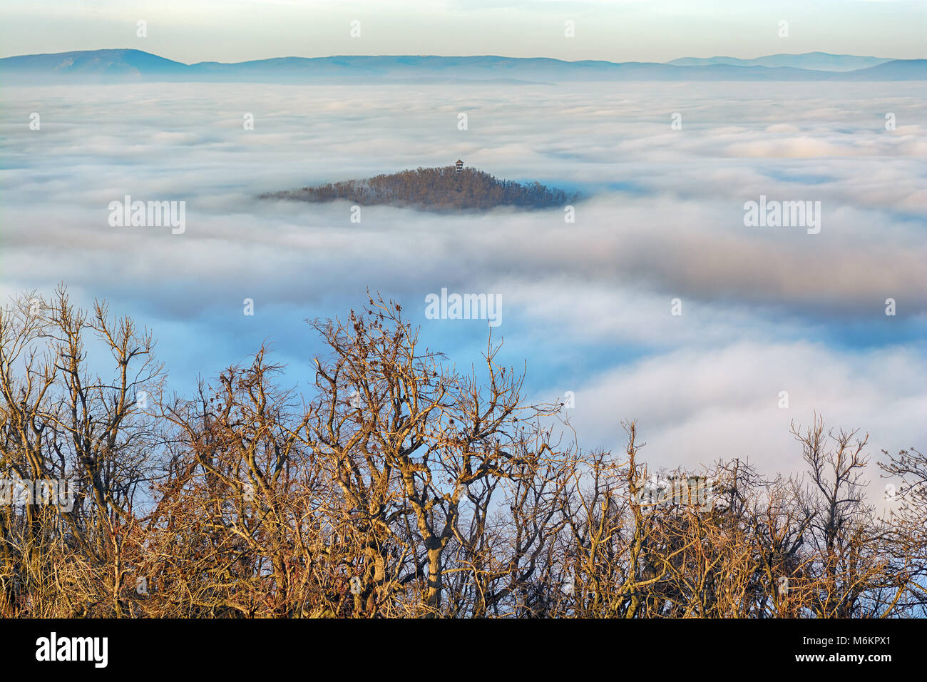 Hárshegy hill a Budapest con Kaán Károly kilátó si affacciano la rottura attraverso nuvole basse sovrastante la valle Foto Stock