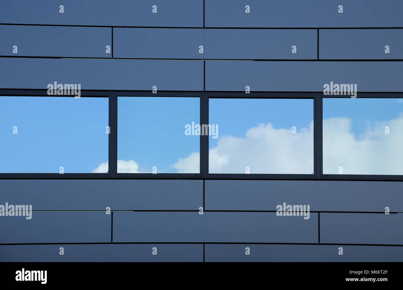 Composito di alluminio pannelli di rivestimento installato accanto al vetro riflettente Windows sul nuovo Crowne Plaza Hotel London Heathrow Airport, Regno Unito Foto Stock