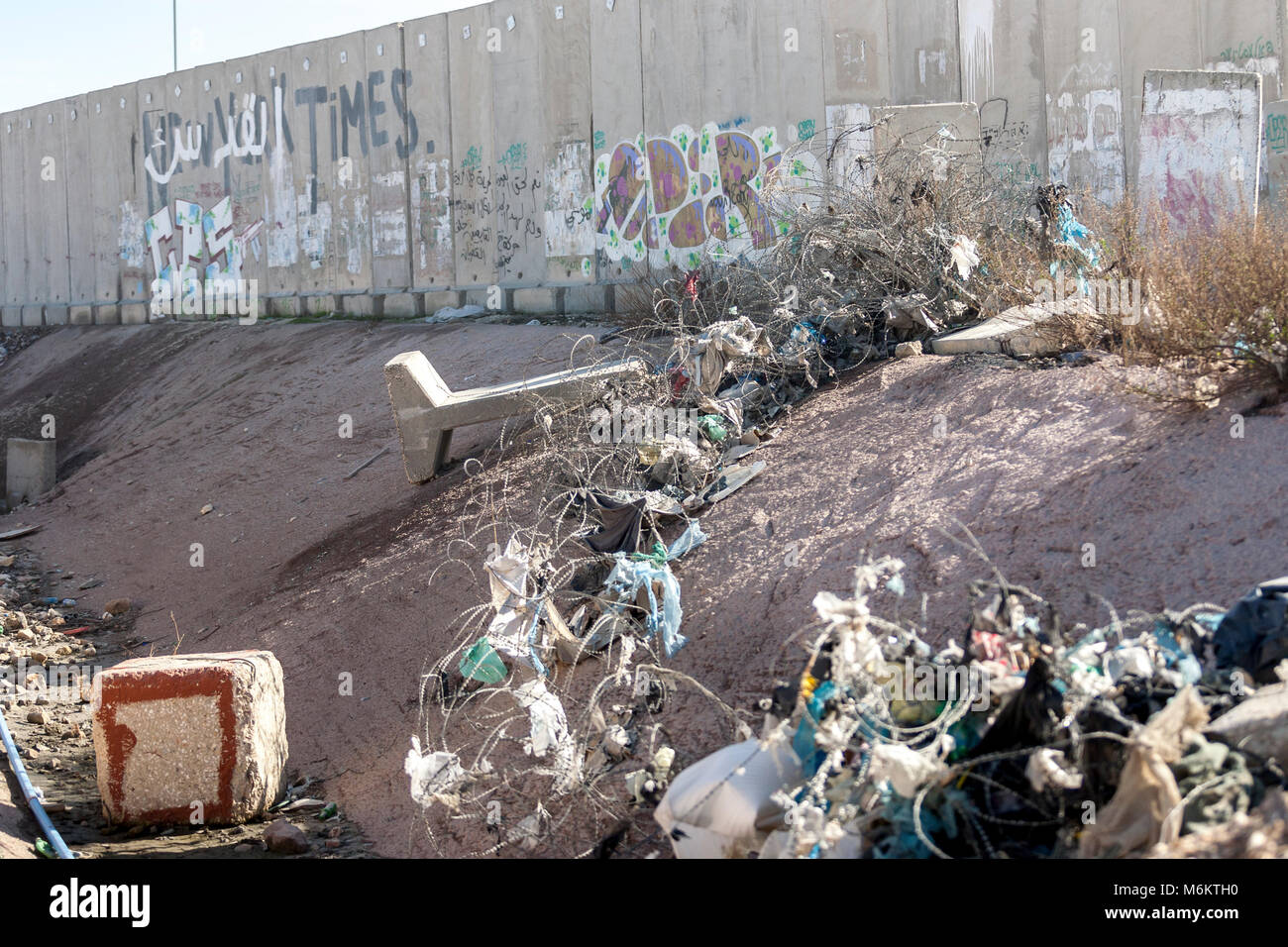 Kalandia, Palestina, 12 Gennaio 2011: un muro di cemento costruito da Israele per fermare il pendolarismo palestinesi a Gerusalemme Est. Foto Stock